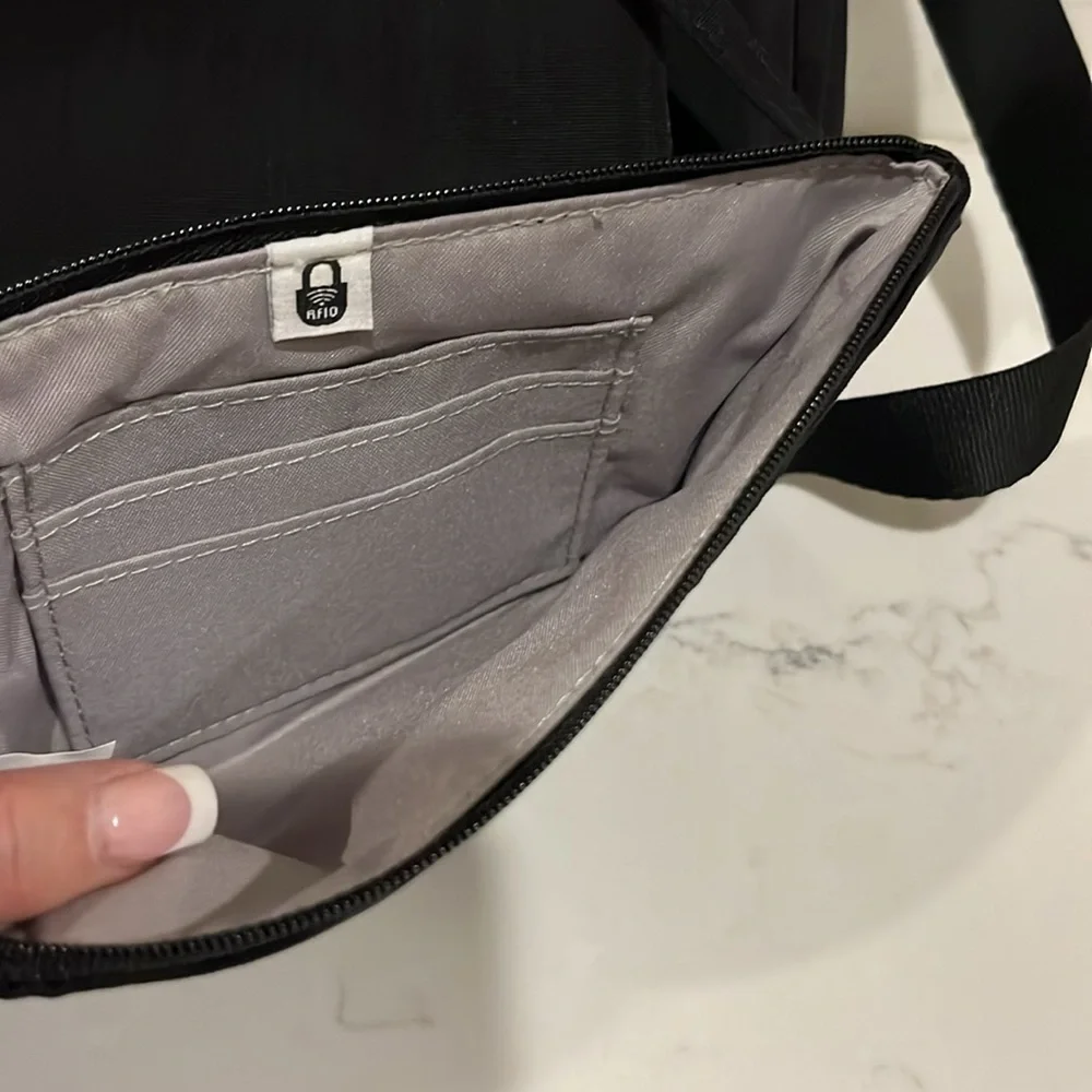 NWT! BAGGALLINI BLACK CROSSBODY BAG